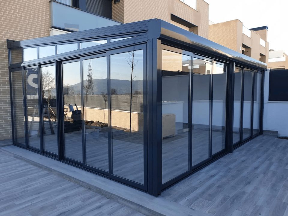 Cerramiento de terraza con perfilería de aluminio y vidrio