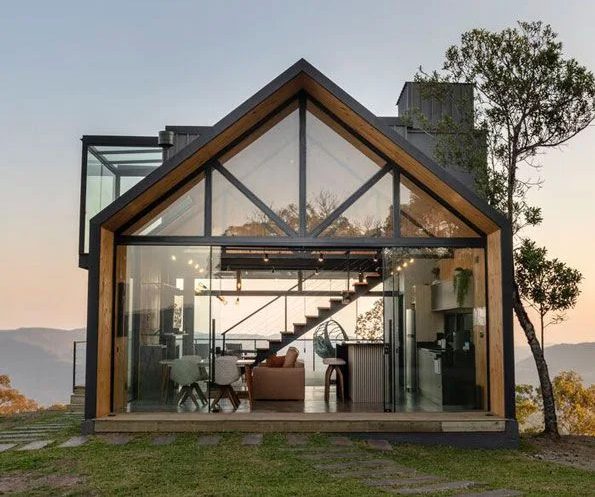Vivienda con fachada acristalada a dos aguas