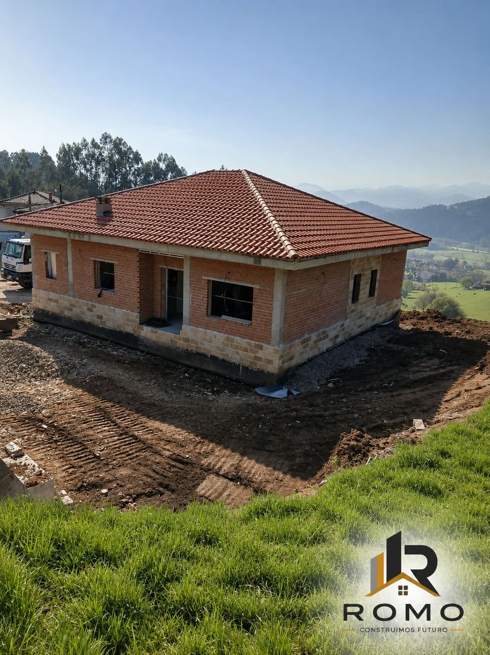 Chalet de una planta en Asturias con la cubierta de teja curva a cuatro aguas terminada.
