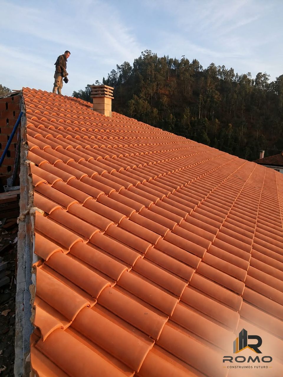 Colocación de la teja curva en la cubierta del chalet.