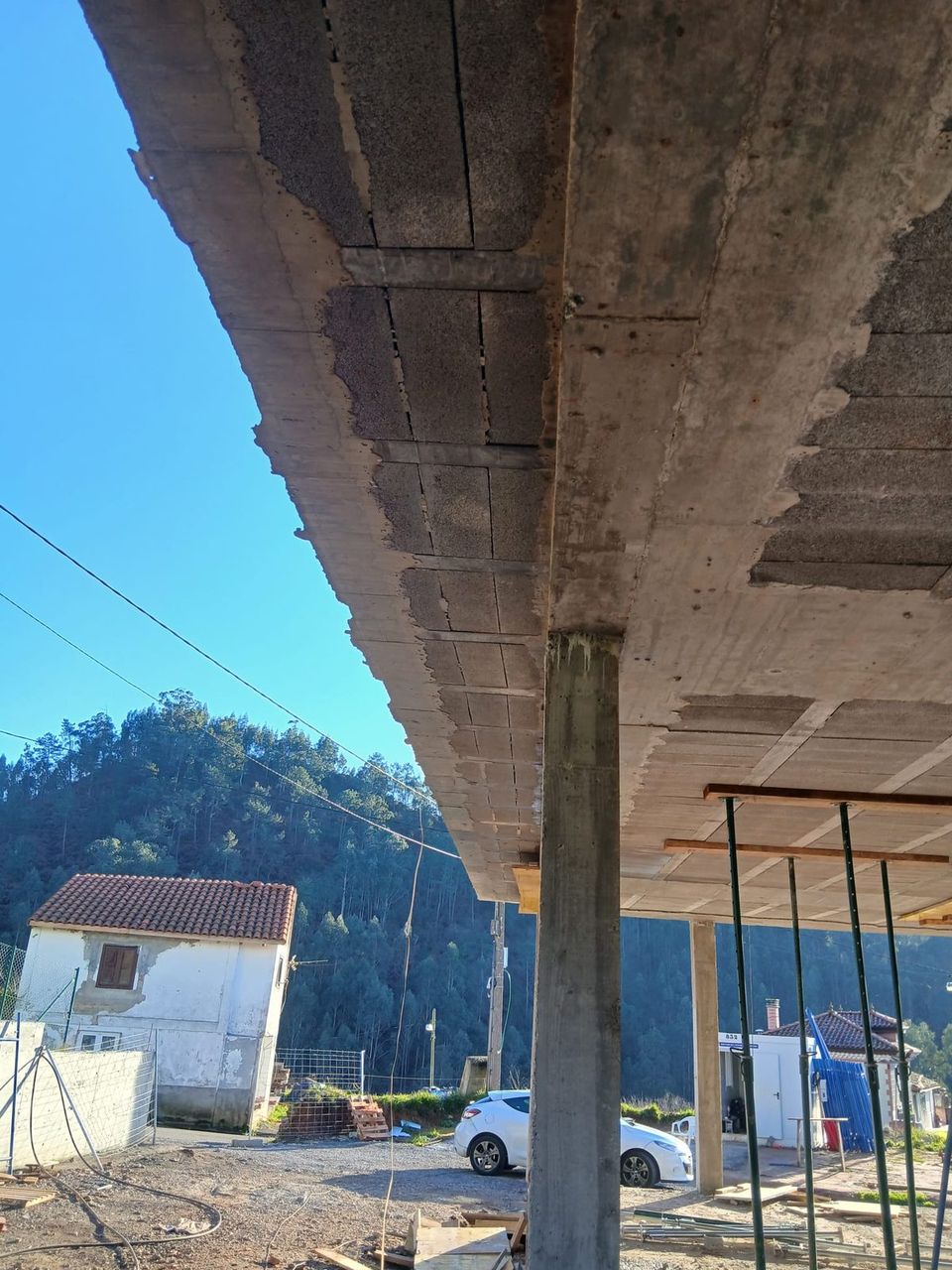 Alero de hormigón armado visto desde abajo, con el apuntalamiento todavía en carga.