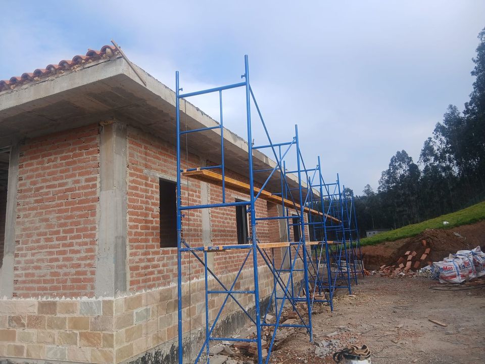 Cerramiento de fábrica de ladrillo con andamio tubular perimetral.