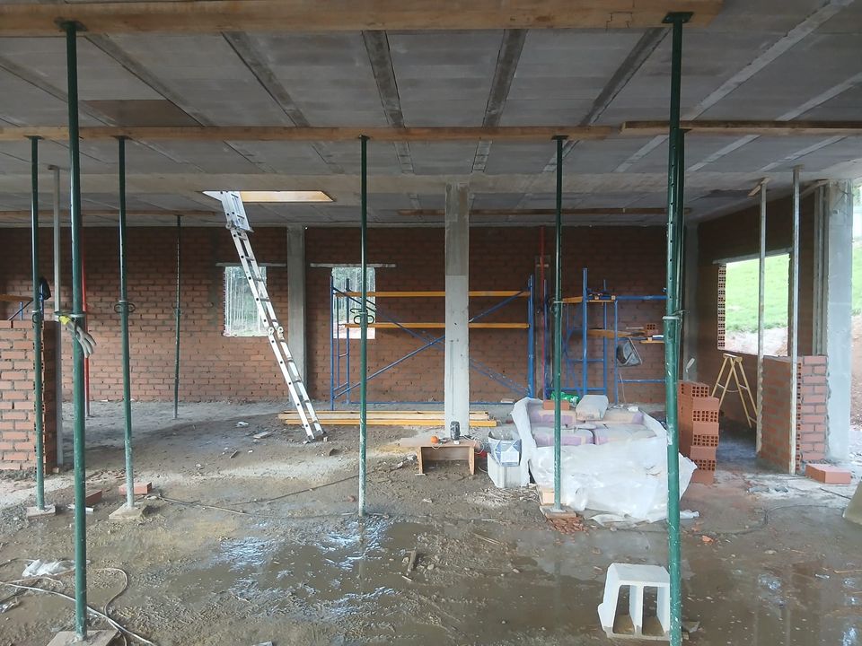 Interior en obra gruesa: forjado de techo apuntalado y cerramientos de ladrillo cerámico.