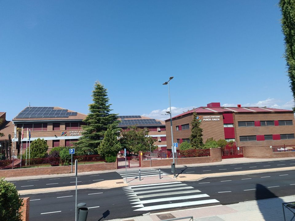 Acceso al centro educativo desde la calle, con los edificios de aulas al fondo.
