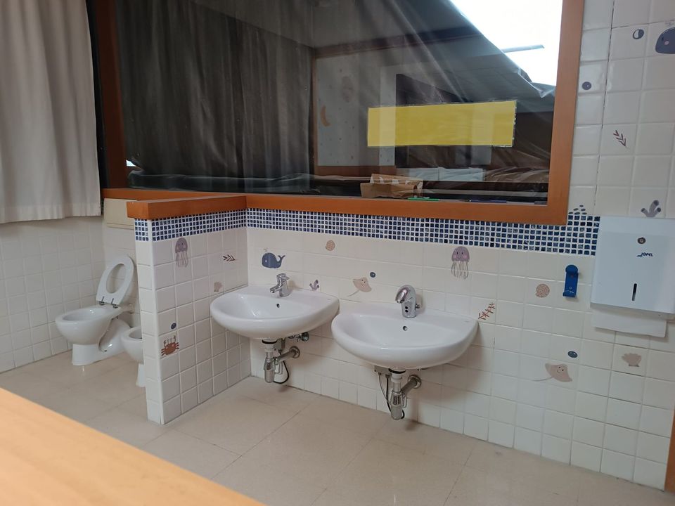 Aseo infantil con sanitarios y grifería temporizada nuevos.