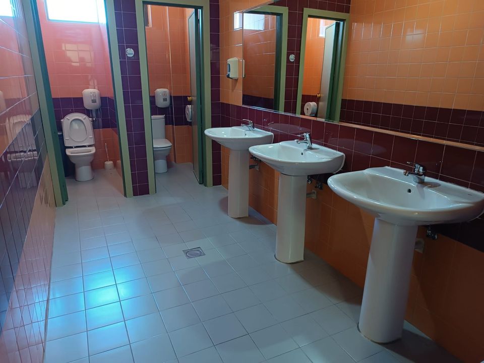 Aseos renovados: cabinas, alicatado, lavabos y espejos.
