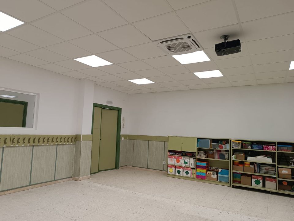 Aula de infantil con mobiliario y revestimientos renovados.