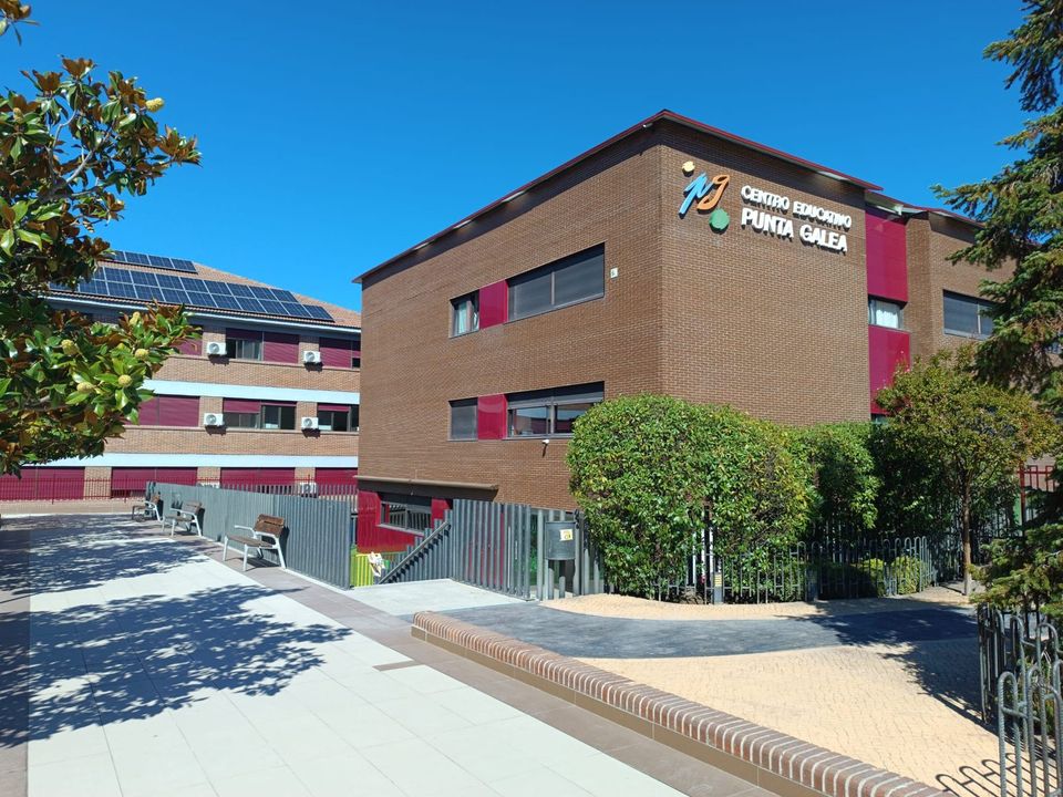 Fachada del centro educativo tras la intervención.