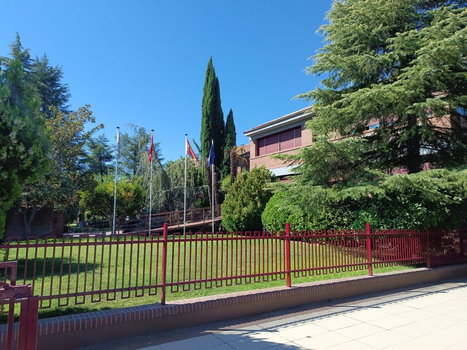 Jardines y cerramiento del centro educativo.