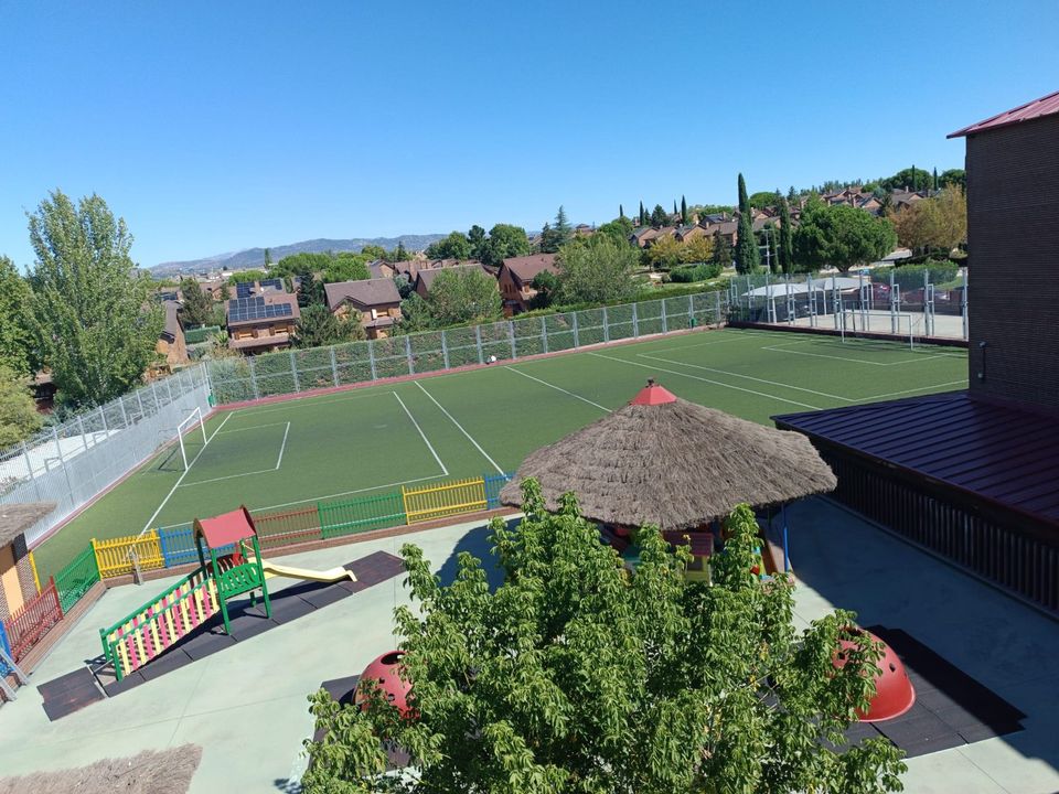Pistas deportivas y zona de juegos del centro educativo.