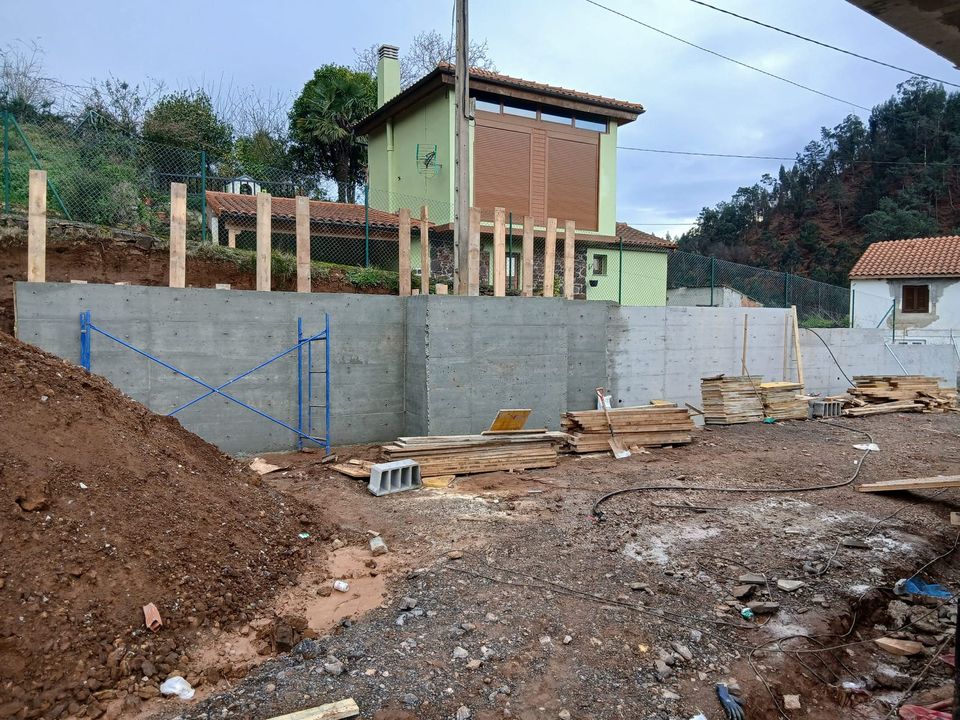 Muro de contención con puntales de apeo durante el curado, antes del relleno.