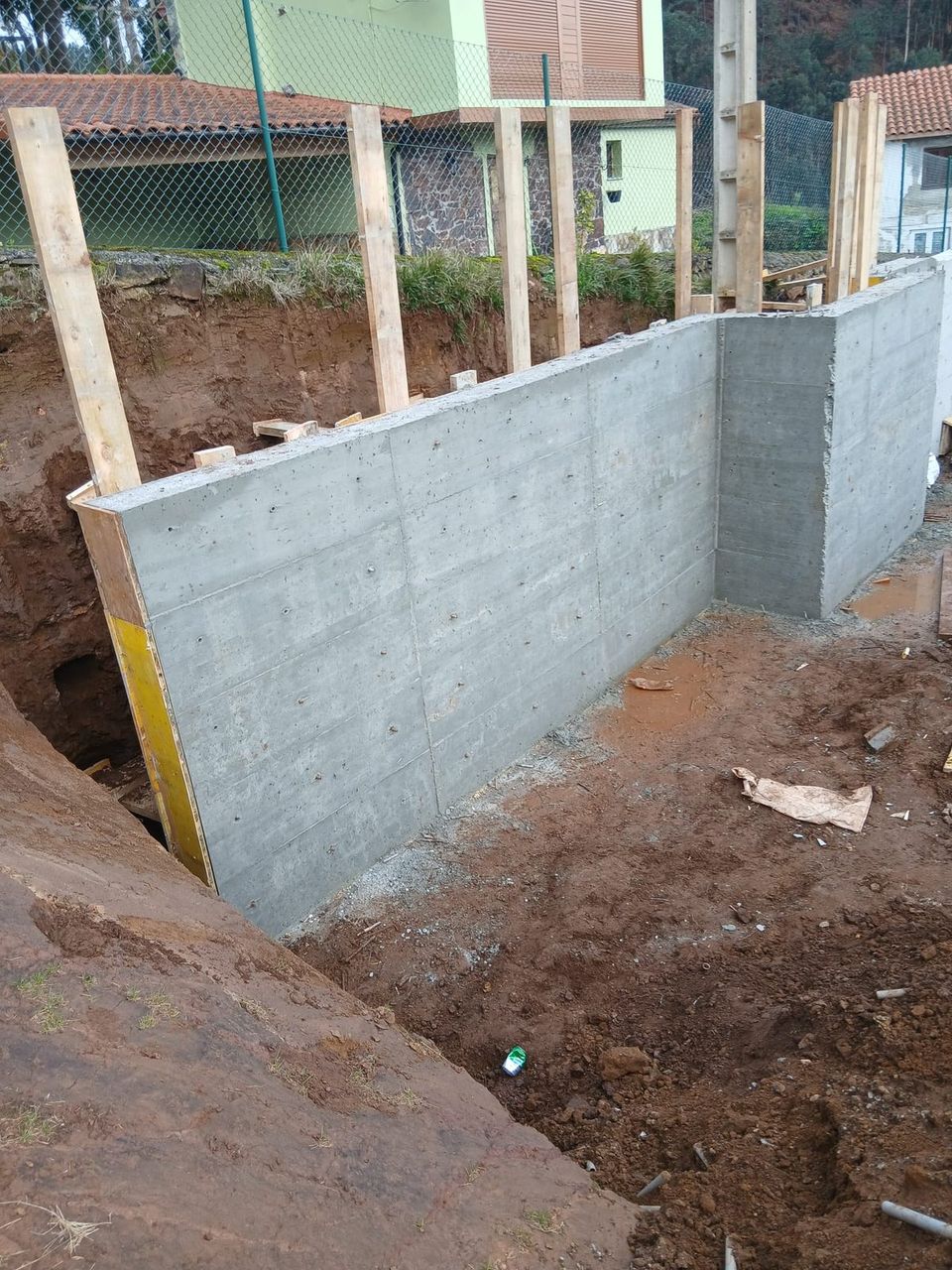 Muro de contención de hormigón armado recién desencofrado, con el trasdós aún sin rellenar.